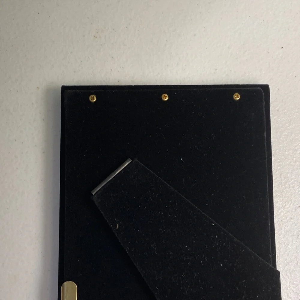 Elegant Gold Tone Ribbed Texture Picture Frame